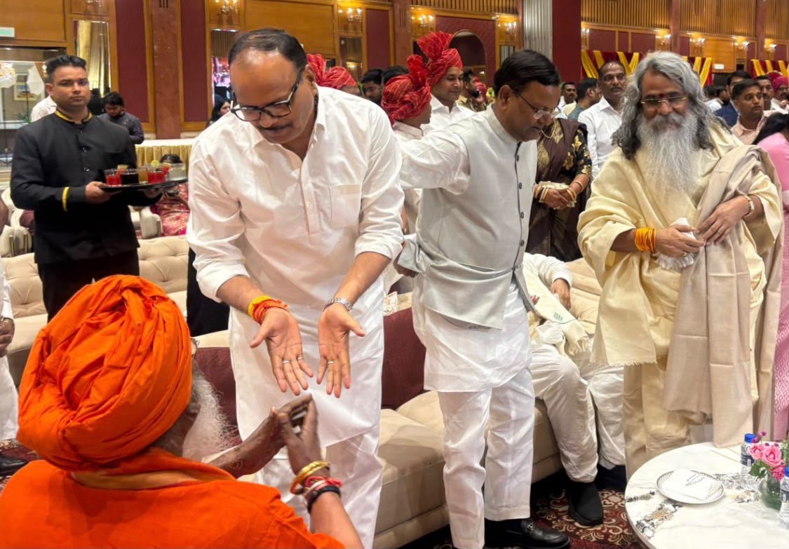 Maharishi Ji among guests at a formal gathering